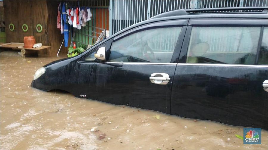 Tak ayal, kendaraan bermotor baik mobil maupun sepeda motor ikut terendam.