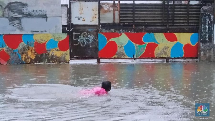 Intensitas hujan deras yang mengguyur Ibu kota membuat genangan dan banjir dimana-mana.