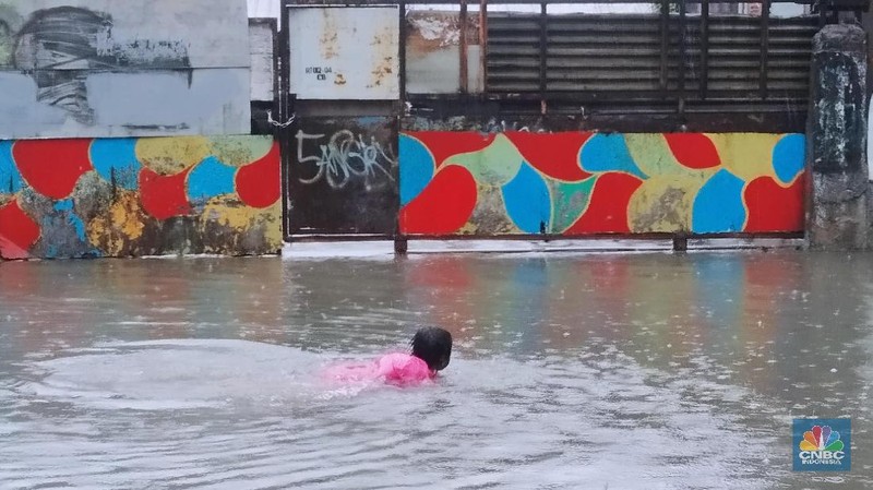 Intensitas hujan deras yang mengguyur Ibu kota membuat genangan dan banjir dimana-mana.