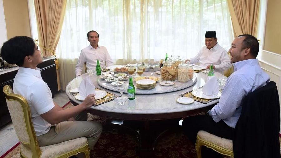 Presiden Joko Widodo menerima Menteri Pertahanan Letnan Jenderal TNI (Purn) Prabowo Subianto di Istana Kepresidenan Yogyakarta, Rabu (1/1/2020).