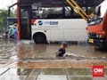 'Water Park' Jalanan dan Cara Lain Melewati Banjir di Jakarta