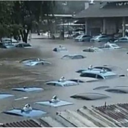 Ketika Pool Taksi Blue Bird Bagai Kolam Renang Akibat Banjir