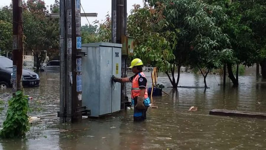 Ribuan gardu listrik masih belum dinyalakan oleh PLN sampai sore ini, sebagai langkah penannganan banjir yang menenggelamkan sebagian besar wilayah Jakarta