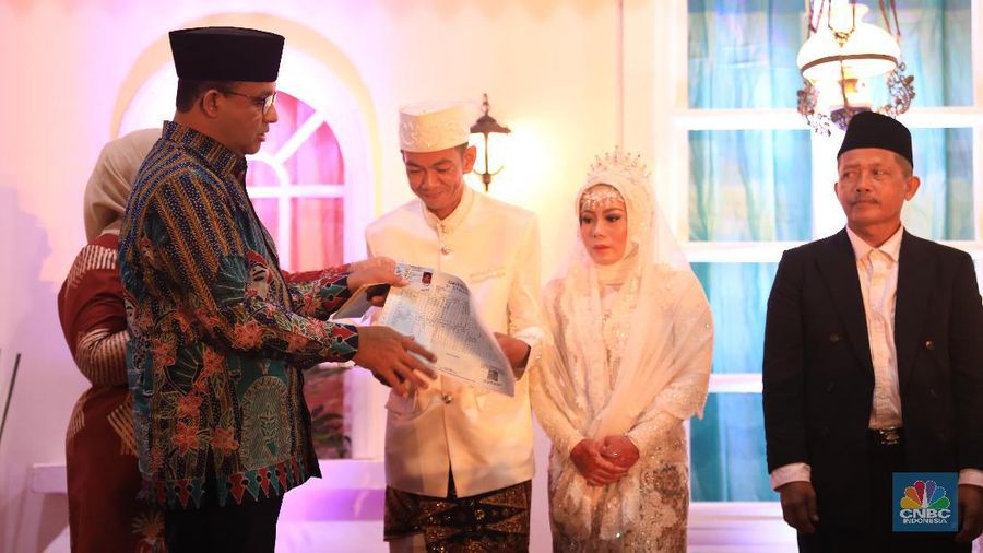 Gubernur DKI Jakarta Anies Baswedan hadir dalam acara nikah massal di penghujung 2019 yang digelar di halaman Balai Kota.