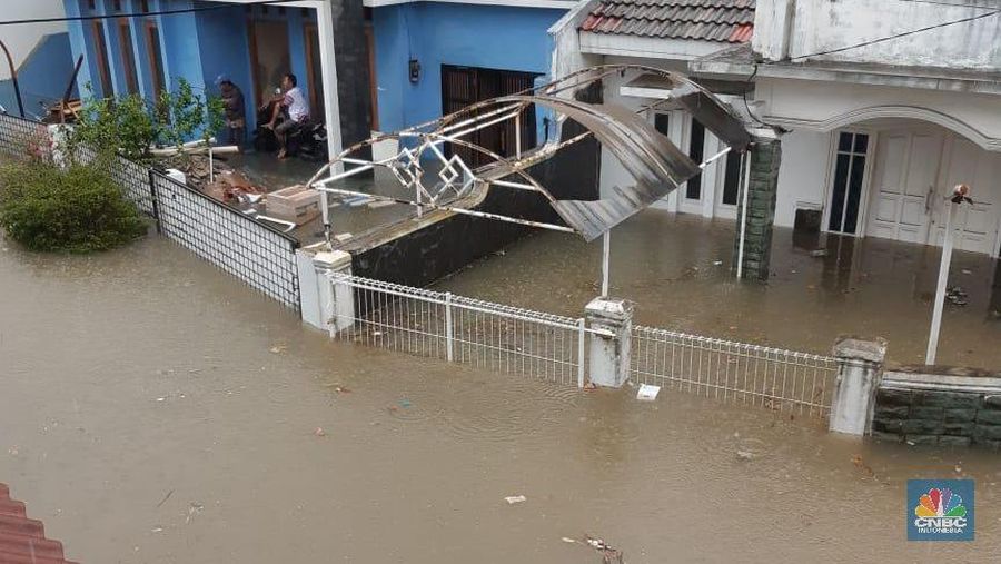  PLN melakukan pemadaman sementara aliran listrik di wilayah yang terdampak banjir demi keselamatan masyarakat agar terhindar dari bahaya arus listrik.