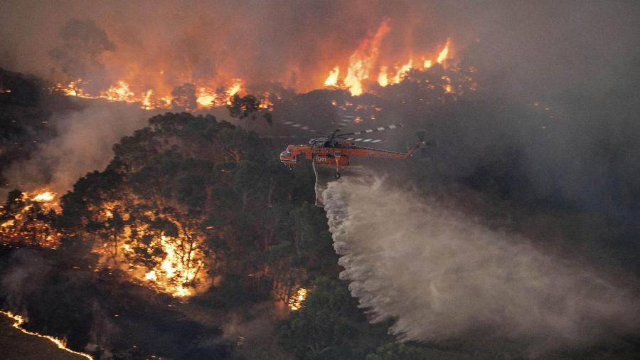 Kebakaran hutan yang membakar dua negara bagian berpenduduk terpadat di Australia menjebak warga kota tepi pantai.