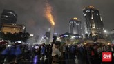 Warga merayakan acara perayaan malam pergantian tahun di sepanjang Jalan Thamrin. (CNN Indonesia/Adhi Wicaksono).