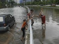 Netizen Cuitkan Kelakuan Kocak Warga Kala Banjir Melanda