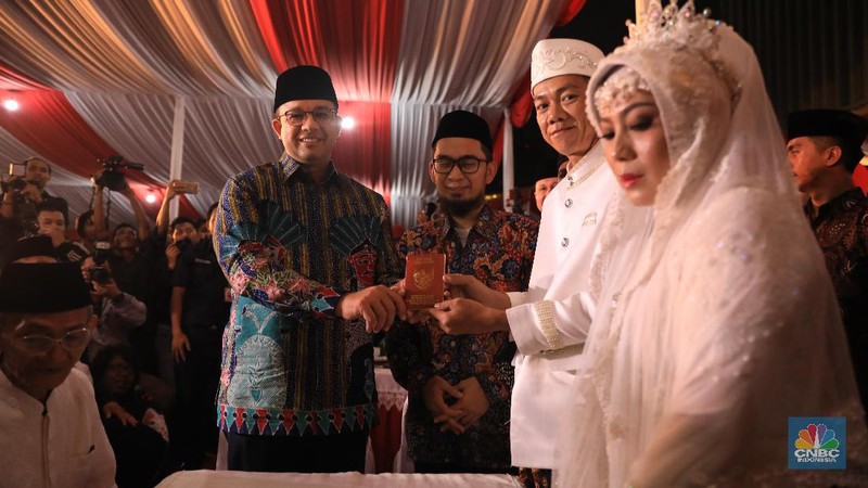 Gubernur DKI Jakarta Anies Baswedan hadir dalam acara nikah massal di penghujung 2019 yang digelar di halaman Balai Kota.