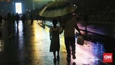 Warga menyambut pergantian malam tahun baru 2020 di kawasan Bundaran HI, Jakarta, Selasa, 31 Desember 2019. (CNNIndonesia/Safir Makki).