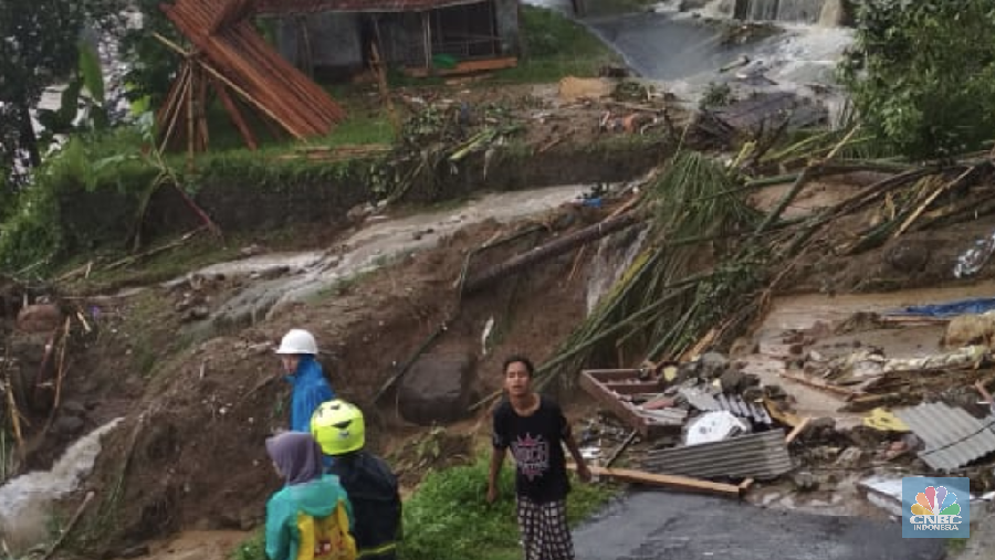 Kawasan barat Kabupaten Bogor di Jawa Barat dilaporkan diterjang banjir bandang