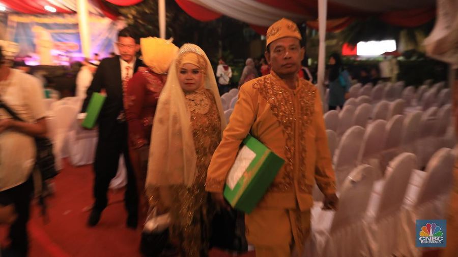 Gubernur DKI Jakarta Anies Baswedan hadir dalam acara nikah massal di penghujung 2019 yang digelar di halaman Balai Kota.