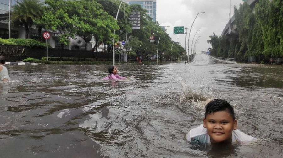 Gara-gara banjir perjalanan KRL Commuter Line yang dioperasikan oleh PT KAI Commuter Jabodetabek terganggu pada Rabu (1/1/2020).