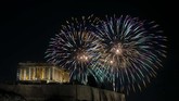 Kembang api meledak di atas kuil Parthenon kuno di bukit Acropolis selama perayaan Malam Tahun Baru di Athena, Rabu, 1 Januari 2020. (AP/Yorgos Karahalis)