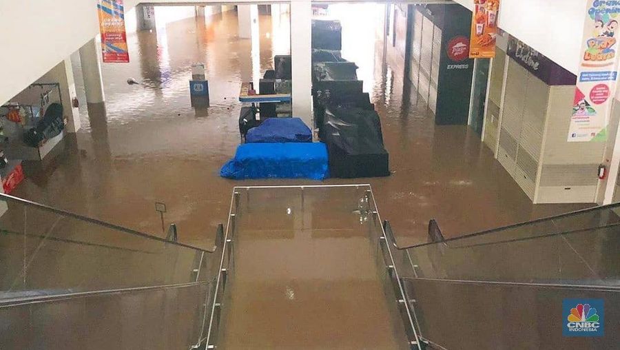 Hujan deras mengguyur Jabodetabek sejak Selasa (31/12/2019) sore hingga Rabu (1/1/2020) pagi membuat sejumlah wilayah Jabodetabek terendam banjir, Jakarta.