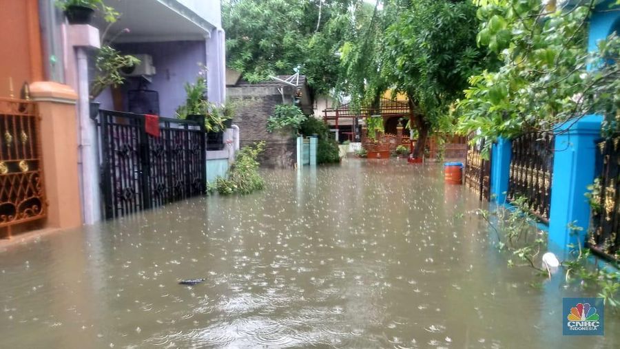 Hujan dengan deras mengguyur Jabodetabek sejak Selasa (31/12) sore hingga Rabu (1/1) pagi, membuat  seluruh wilayah Jabodetabek terendam banjir, Jakarta.