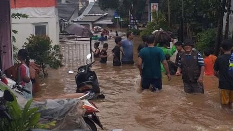 Menurut warga sekitar banjir di kawasan tersebut setinggi leher orang dewasa.