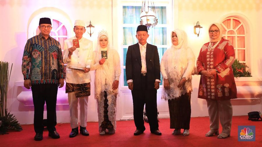 Gubernur DKI Jakarta Anies Baswedan hadir dalam acara nikah massal di penghujung 2019 yang digelar di halaman Balai Kota.