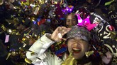 Warga berpesta di acara hitung mundur Malam Tahun Baru di dekat markas Olimpiade Musim Dingin Beijing, China, Rabu, 1 Januari 2020. (AP/Ng Han Guan)