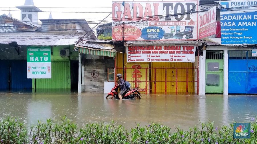 Hujan dengan deras mengguyur Jabodetabek sejak Selasa (31/12) sore hingga Rabu (1/1) pagi, membuat  seluruh wilayah Jabodetabek terendam banjir, Jakarta.