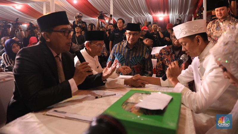 Gubernur DKI Jakarta Anies Baswedan hadir dalam acara nikah massal di penghujung 2019 yang digelar di halaman Balai Kota.