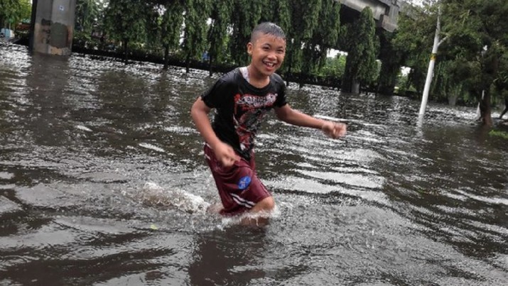 Anak-anak tampak asyik bermain hujan dan banjir di Jl By Pass Yos Sudarso, Sunter, Jakarta Utara, Rabu, 1/1/2020. (Detikcom/Pradita Utama) Anak-anak tampak asyik bermain hujan dan banjir di Jl By Pass Yos Sudarso, Sunter, Jakarta Utara, Rabu, 1/1/2020. (Detikcom/Pradita Utama)
