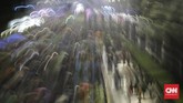 Warga merayakan acara perayaan malam pergantian tahun di sepanjang Jalan Thamrin. (CNN Indonesia/Adhi Wicaksono).