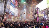 Warga tumpah ruah merayakan malam tahun baru di Times Square, New York, Rabu, 1 Januari 2020. (Photo by Ben Hider/Invision/AP)