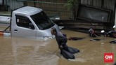 Kendaraan-kendaraan bermotor terpaksa dipasrahkan para pemiliknya terendam banjir di daerah Cipinang Melayu, Jakarta, 1 Januari 2020. (CNN Indonesia/Adhi Wicaksono)