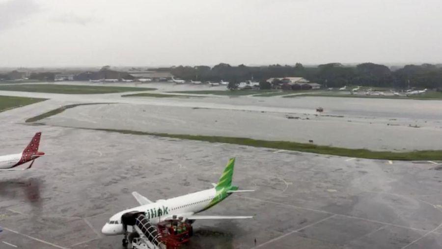 Bandara Halim Perdana Kusuma, Jakarta Timur tak luput dari banjir pada awal tahun ini.