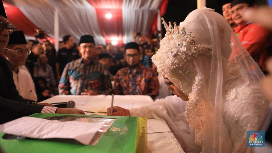 Gubernur DKI Jakarta Anies Baswedan hadir dalam acara nikah massal di penghujung 2019 yang digelar di halaman Balai Kota.