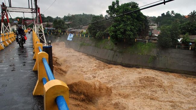 Warga Korban Banjir Kali Ciliwung Mengungsi ke Kampus Binawan