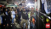 Warga yang berkumpul di kawasan Thamrin yang berubah menjadi pentas hiburan. (CNN Indonesia/Adhi Wicaksono).
