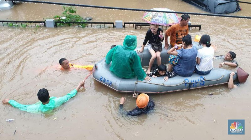 Hujan deras mengguyur Jabodetabek sejak Selasa (31/12/2019) sore hingga Rabu (1/1/2020) pagi membuat sejumlah wilayah Jabodetabek terendam banjir, Jakarta.