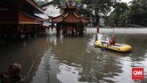 Vihara Amurva Bhumi terendam banjir, Rabu (1/1) akibat hujan yang terus mengguyur kawasan Jabodetabek sejak Selasa (31/12). (CNN Indonesia/Safir Makki)
