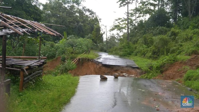 Kawasan barat Kabupaten Bogor di Jawa Barat dilaporkan diterjang banjir bandang