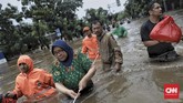 Luapan banjir di kawasan Hek, Jalan Raya Pondok Gede, Kramat Jati, Jakarta Timur, 1 Januari 2020. Banjir tersebut disebabkan karena tingginya intensitas hujan yang mengguyur sejak Selasa, 31 Desembar 2019. (CNN Indonesia/Bisma Septalisma)