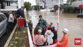 Warga dievakuasi menggunakan perahu karet akibat banjir di Jalan Kemang Raya, Jakarta Selatan, 1 Januari 2020. (CNN Indonesia/Safir Makki)