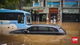 Mobil terendam banjir di Jalan Kemang Raya, Jakarta Selatan. Hujan deras yang mengguyur DKI Jakarta membuat sejumlah wilayah di Ibu Kota terendam banjir, 1 Januari 2020. (CNN Indonesia/Safir Makki)