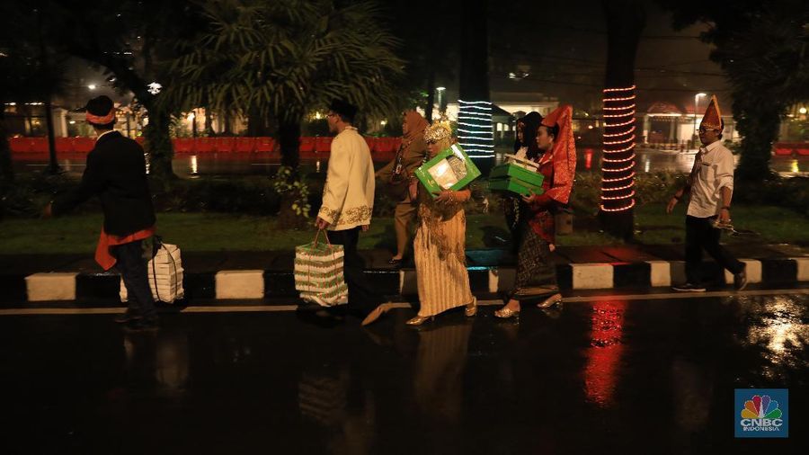 Gubernur DKI Jakarta Anies Baswedan hadir dalam acara nikah massal di penghujung 2019 yang digelar di halaman Balai Kota.