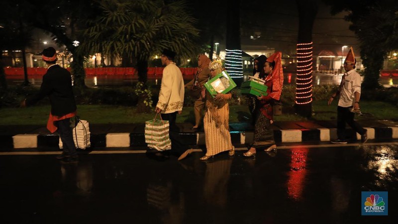 Gubernur DKI Jakarta Anies Baswedan hadir dalam acara nikah massal di penghujung 2019 yang digelar di halaman Balai Kota.