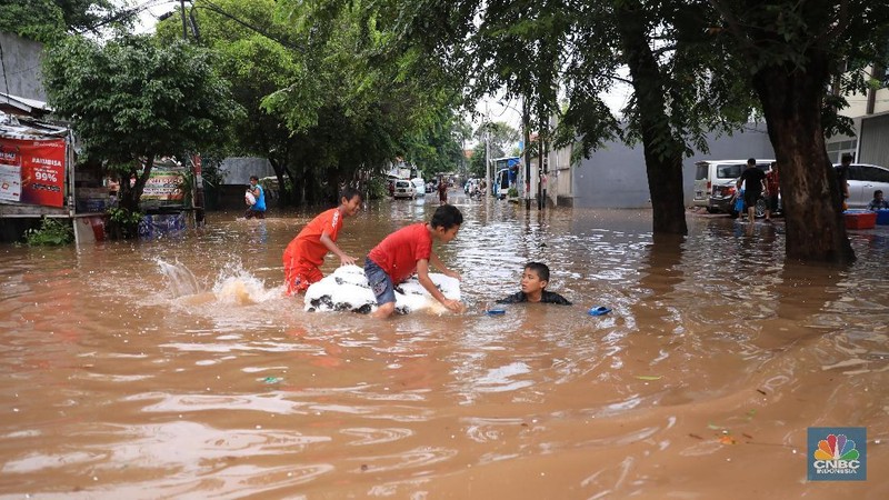 Hujan dengan deras mengguyur Jabodetabek sejak Selasa (31/12/2020) sore hingga Rabu (1/1/2020) pagi, membuat seluruh wilayah Jabodetabek terendam banjir.