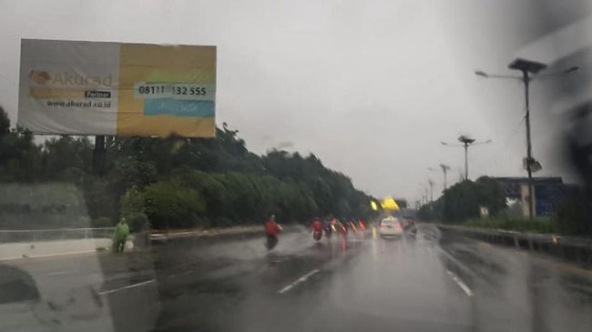 Jalan Raya Tergenang Banjir, Motor Terobos Tol Jagorawi