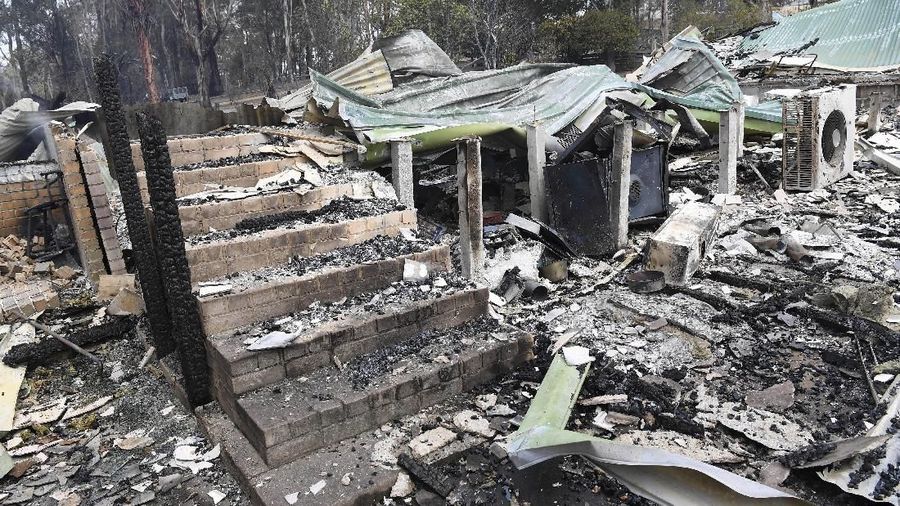 Kebakaran hutan yang membakar dua negara bagian berpenduduk terpadat di Australia menjebak warga kota tepi pantai.