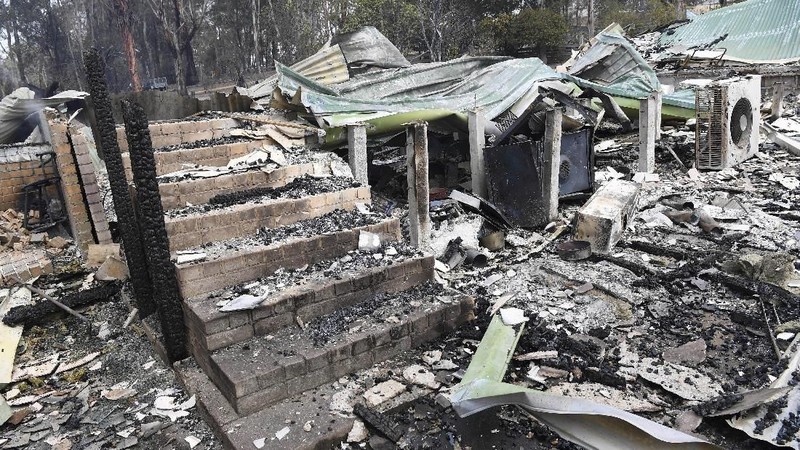 Kebakaran hutan yang membakar dua negara bagian berpenduduk terpadat di Australia menjebak warga kota tepi pantai.