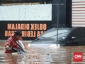 APM Bantu Kendaraan yang Terkena Banjir Jakarta