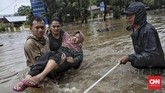 Evakuasi warga akibat luapan banjir di kawasan Hek, Jalan Raya Pondok Gede, Kramat Jati, Jakarta Timur, Rabu, 1 Januari 2020. (CNN Indonesia/Bisma Septalisma)