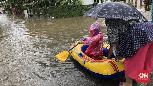 Sebagian Warga Cipinang Melayu Mengungsi Akibat Banjir