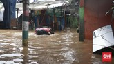 PLN memutuskan aliran listrik di sejumlah wilayah Jakarta akibat banjir yang melanda pada 1 Januari 2020. Total ada 1.650 gardu listrik atau 12 persen yang dimatikan PLN untuk menghindari hal berbahaya saat banjir. (CNN Indonesia/Andry Novelino)