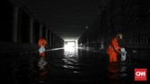 Underpass Mampang Prapatan terendam banjir, Rabu (1/1) akibat hujan yang terus mengguyur kawasan Jabodetabek sejak siang hari pada 31 Desember 2019. (CNN Indonesia/Safir Makki)